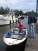 Max und Takis steigen ins Motorboot