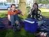 Helmut und Anke mit Rotwein am Campingplatz