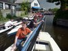 Helmut und Max steuern das Boot durch den Kanal