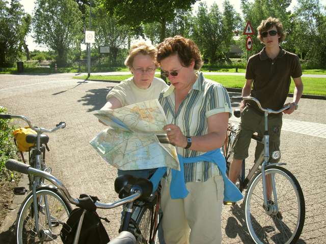 Anke und Jutta mit Radkarte