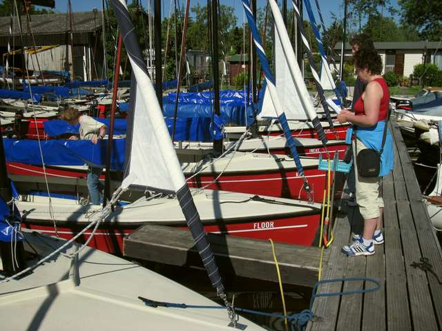 Anke und Jutta checken das Boot beim Verleih