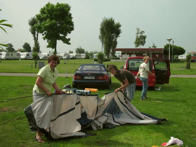 Jutta und Max packen das Zelt