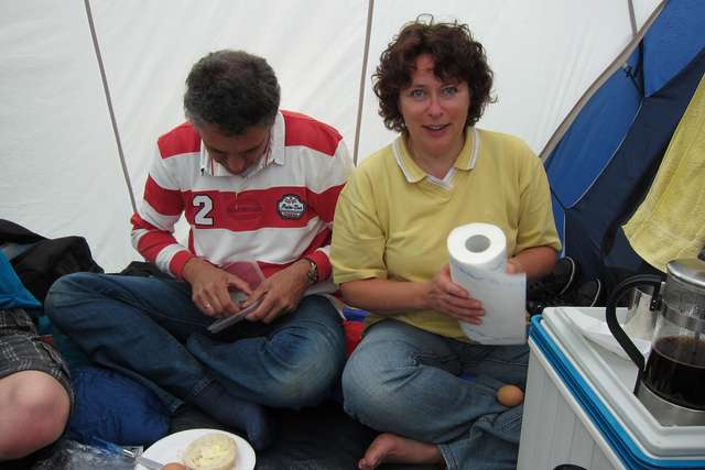 Takis und Jutta beim Frhstck im Zelt