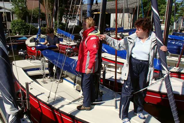 Max, Anke und Jutta bereiten das Schiff vor