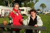 Anke und Jutta mit Wein am Campingplatztisch