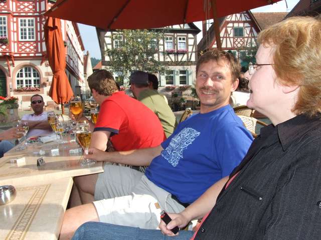 Jan, Benjamin, Dirk, Bernd und Anke im Biergarten am Marktplatz