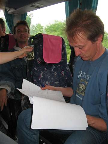 Helmut mit Speisekarte im Bus