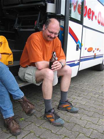 Carlo am Bus mit einem Bierchen