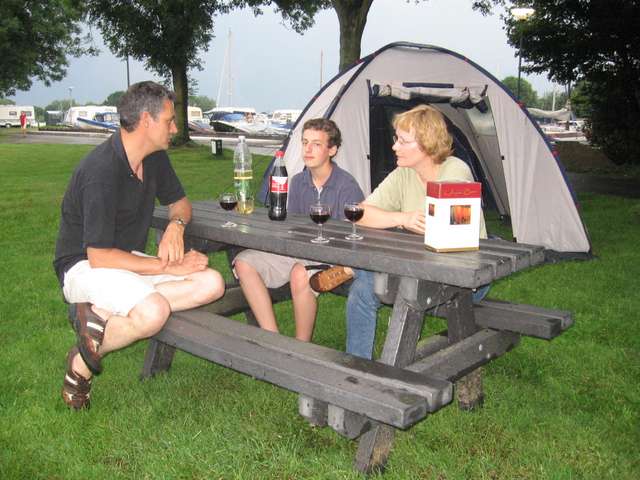 Takis, Max und Anke am Tisch vor dem Zelt