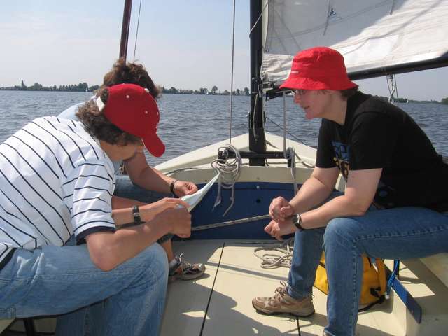 Max, Jutta und Anke im Boot mit der Plaatsen-Karte