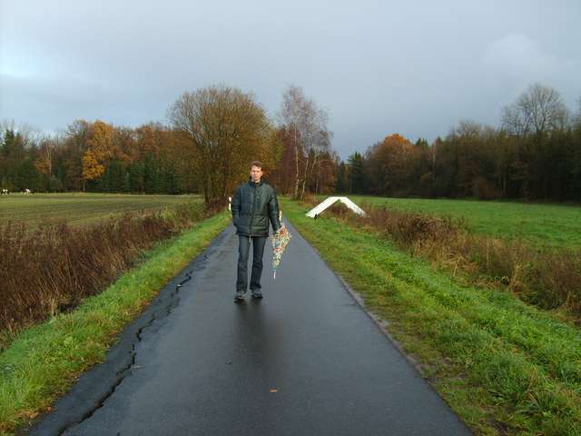 Helmut auf dem Feldweg vor dem Brckenkunstwerk