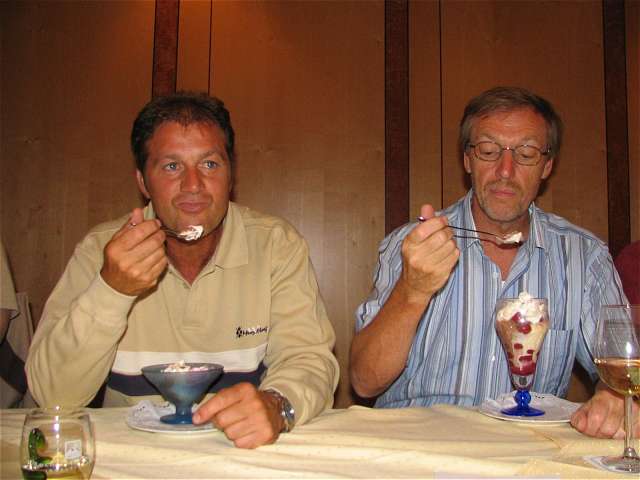 Roland und Gerd mit dem Nachtisch-Eis