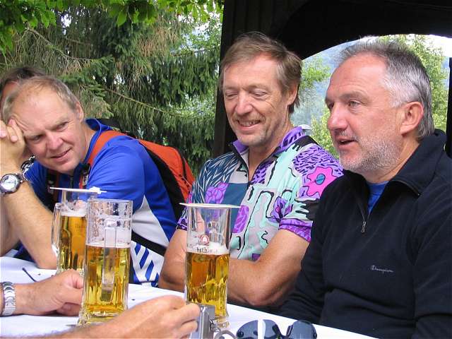 Dietmar, Gerd und Thomas beim Bierchen vorm Gasthof zur Post