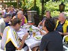 Ottheiner, Gerd, Horst, Klaus, Claus und Harry am Tisch mit Salatteller