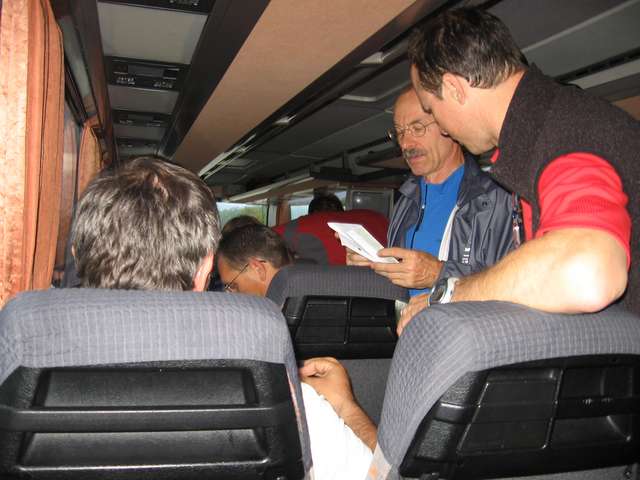 Rainer mit Karte im Bus