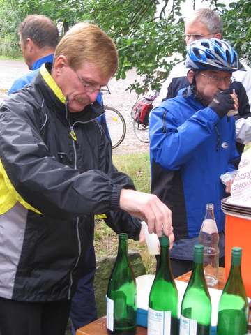 Helmut beim ffnen der Weinflaschen