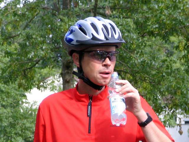 Helmut mit Wasserflasche