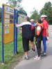 Manfred, Harald, Klaus und Horst vor dem Routenplan in Germersheim