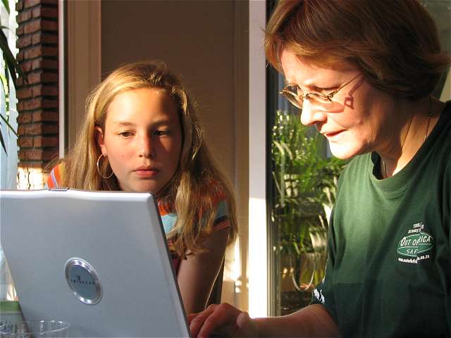 Alexandra und Anke am Laptop