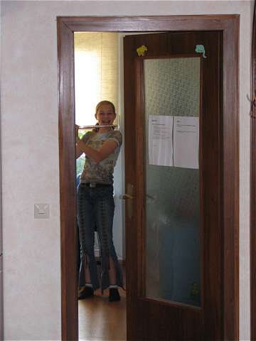 Alexandra mit der Querflte in ihrem Zimmer