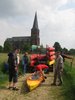 Bootsverladung vor der Kirche von Kessel