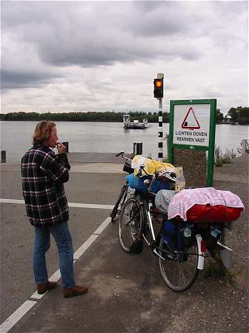 Anke wartet auf Fhre vor Dordrecht