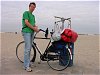 Helmut mit Fahrrad am Strand von Hoek van Holland