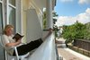 Anke auf dem Balkon der Villa Felicitas