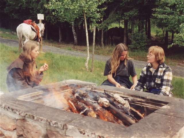 Nadine, Barbara und Anke am Grill