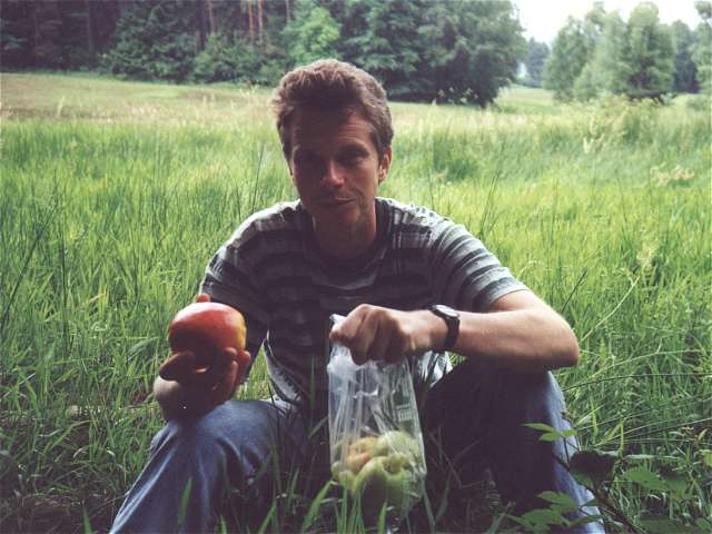 Helmut mit Apfel