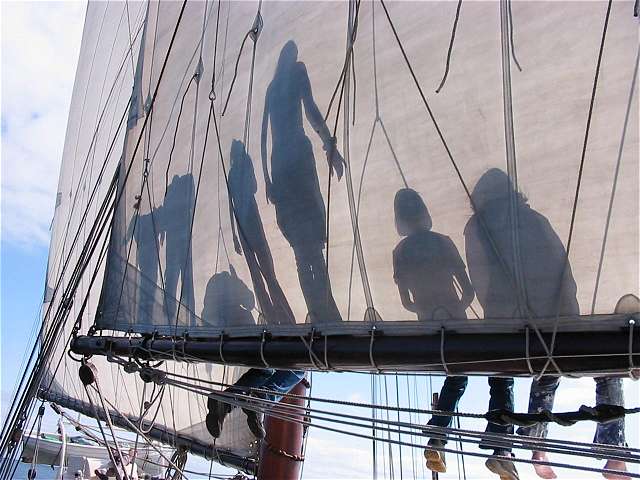 Schatten der Kinder auf dem Mast