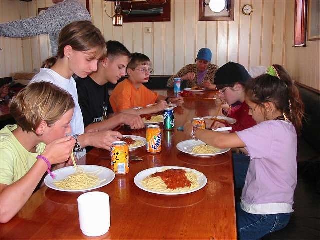 Kinder beim Spaghetti-Essen
