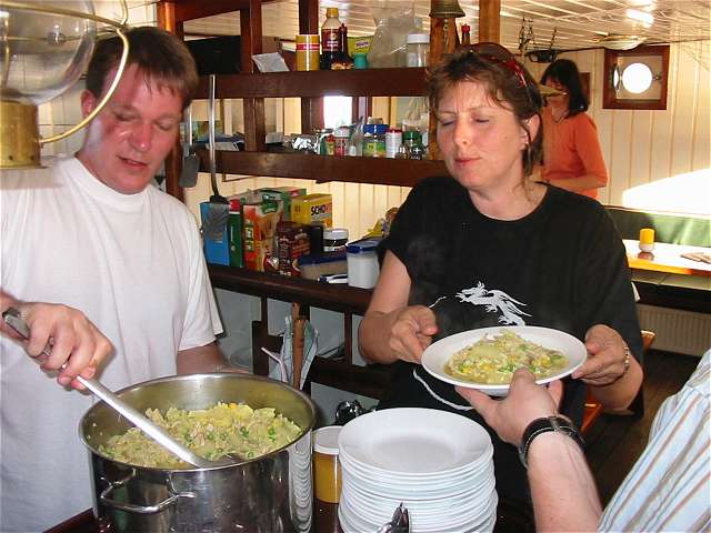 Martin und Sabine teilen die Hhnersuppe auf