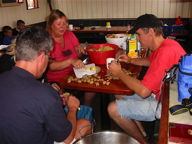 KlauPe, Heike und Tom schlen Kartoffeln fr den Kartoffelsalat