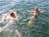 Tom und Silke beim Schwimmen