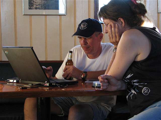 Tom und Sabine vor Jrgens Laptop