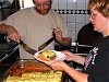 Jrgen und Anke verteilen die Lasagne-Stckchen
