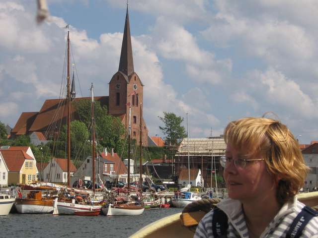 Anke vor der Kirche von Sonderborg