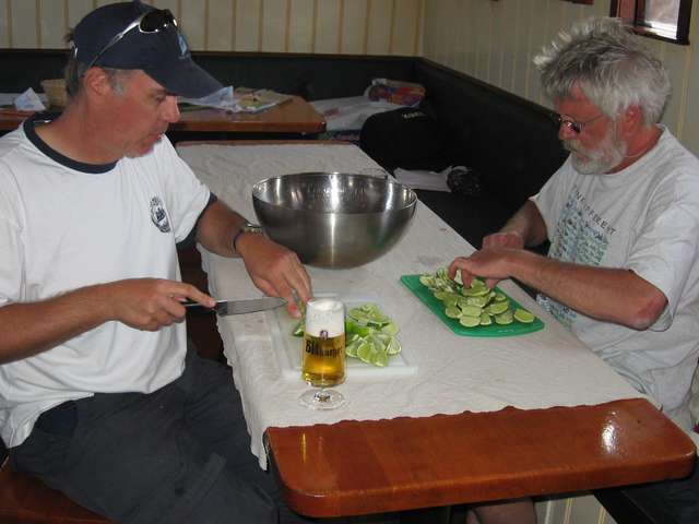 Tom und Wolfgang schneiden Limetten