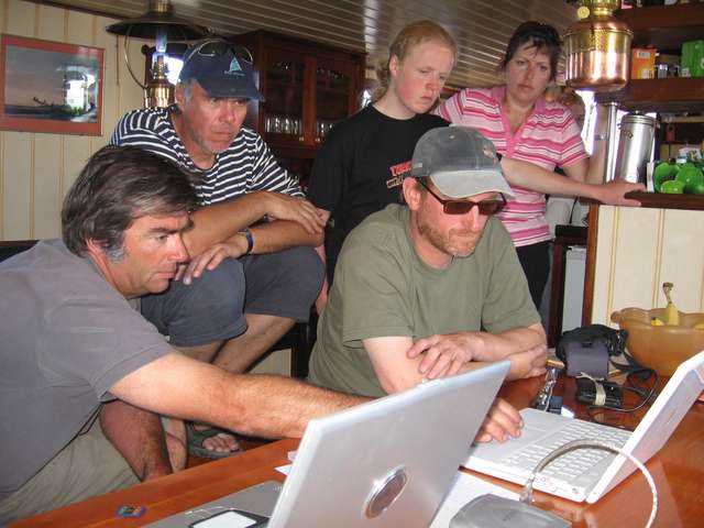 Pieter, Tom, Philipp, Jrgen und Sabine  vor dem Laptop