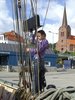 Franziska auf der Reling vor Sonderborgs Kirche