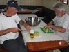 Tom und Wolfgang schneiden Limetten