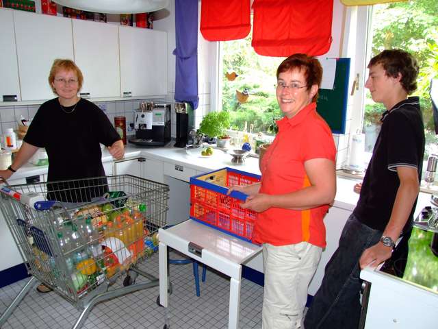 Anke, Jutta und Max mit Einkaufswagen in der Kche