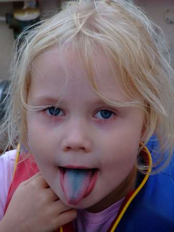 Antonia mit blauer Zunge