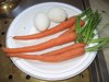 Drei Karotten und Eier auf Teller