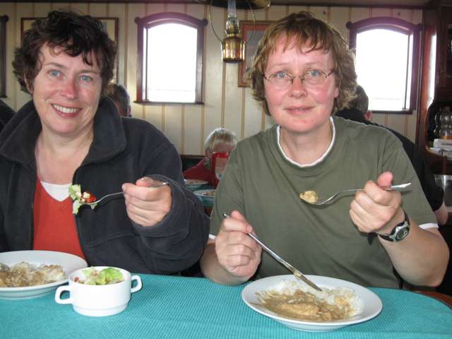 Jutta und Anke beim Abendessen