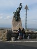 Jutta und Anke vor dem Denkmal fr die dnischen Seeleute im zweiten Weltkrieg