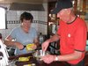 Jutta und Horst bereiten die Carbonara-Soe vor
