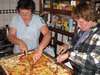 Jutta und Anke verteilen die Pizza