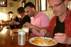 Jrgen, Fabrizio, Sina und Peter beim Schnitzel-Essen